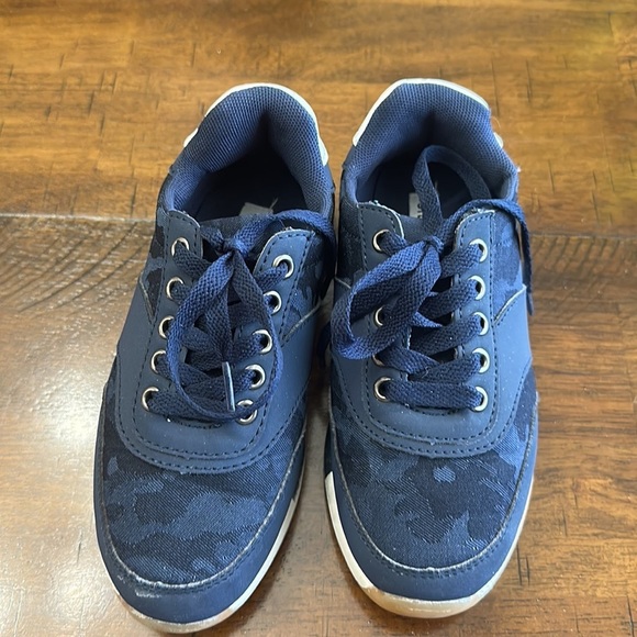 Steve Madden Blue Camo Boys Sneakers - Picture 7 of 9